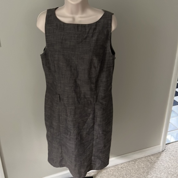 Short Sleeve Blazer and Sleeveless Dress - Picture 5 of 7